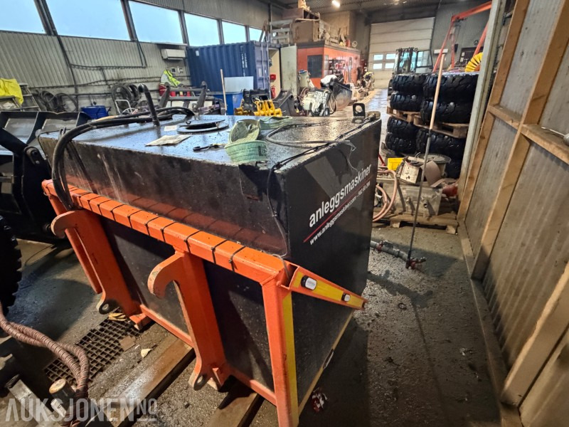 2015 Vanttank med spylepumpe og spylebom - Attachment for Construction machinery: picture 4 2015 Vanttank med spylepumpe og spylebom - Attachment for Construction machinery: picture 4