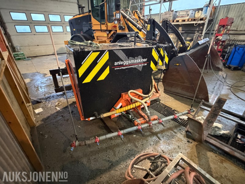2015 Vanttank med spylepumpe og spylebom - Attachment for Construction machinery: picture 2 2015 Vanttank med spylepumpe og spylebom - Attachment for Construction machinery: picture 2