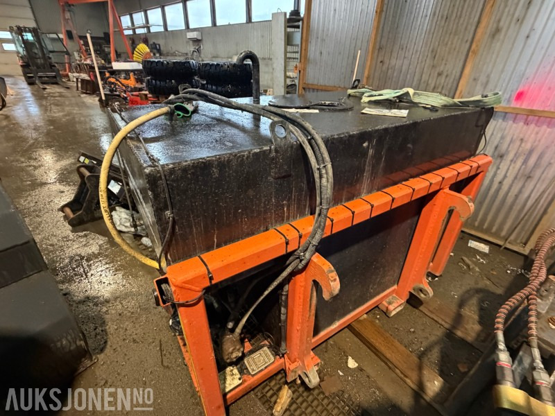 2015 Vanttank med spylepumpe og spylebom - Attachment for Construction machinery: picture 3 2015 Vanttank med spylepumpe og spylebom - Attachment for Construction machinery: picture 3