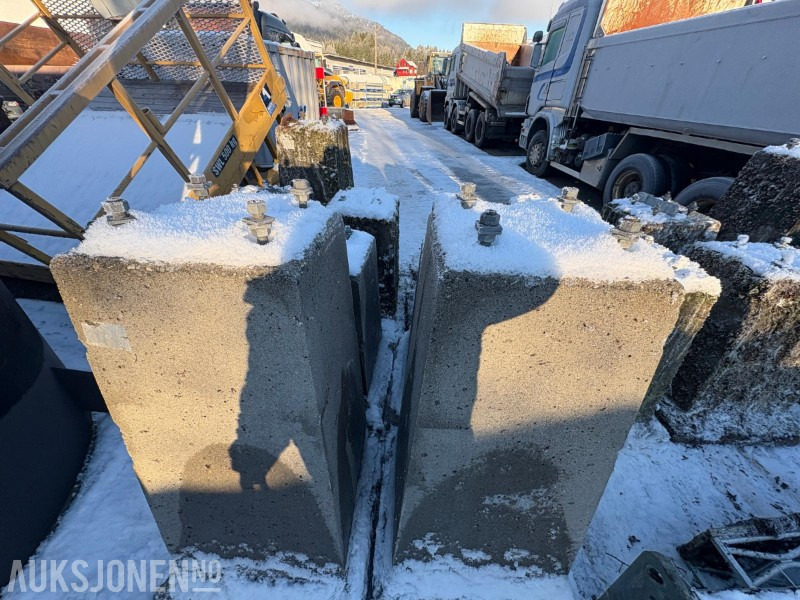 Lattix sikkerhetsmaster 2 stk med 2 stk betongsokler - Construction equipment: picture 4 Lattix sikkerhetsmaster 2 stk med 2 stk betongsokler - Construction equipment: picture 4