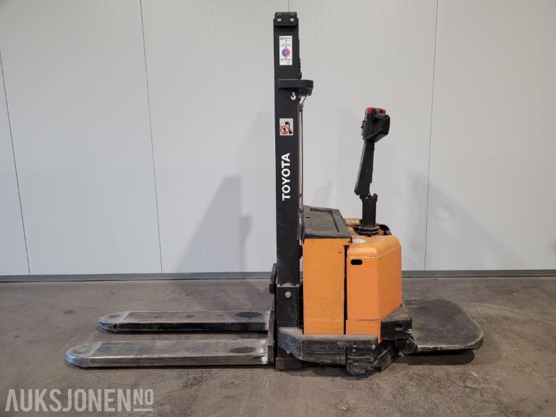2000 Toyota Stabler - Material handling equipment: picture 2 2000 Toyota Stabler - Material handling equipment: picture 2