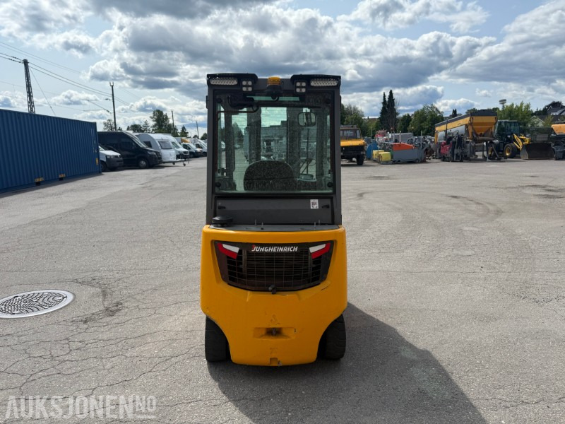 2017 Jungheinrich DFG 320S dieseldrevet motvektstruck med gaffelforlengere - Material handling equipment: picture 4 2017 Jungheinrich DFG 320S dieseldrevet motvektstruck med gaffelforlengere - Material handling equipment: picture 4