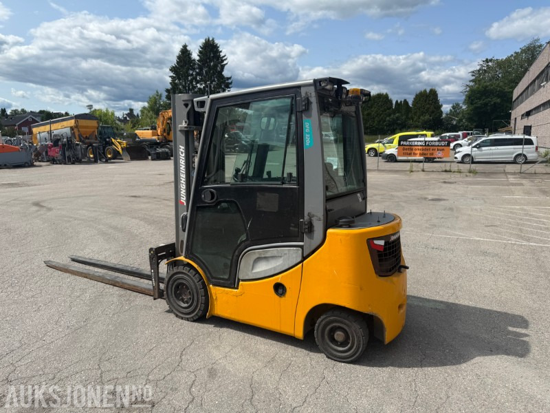 2017 Jungheinrich DFG 320S dieseldrevet motvektstruck med gaffelforlengere - Material handling equipment: picture 5 2017 Jungheinrich DFG 320S dieseldrevet motvektstruck med gaffelforlengere - Material handling equipment: picture 5