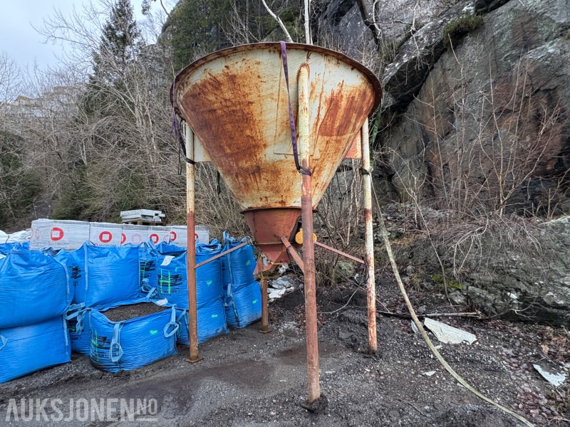 Silotrakt med vibrasjonsmotor - Construction equipment: picture 1 Silotrakt med vibrasjonsmotor - Construction equipment: picture 1