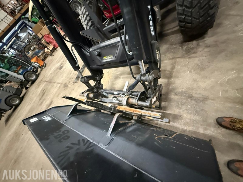 Valtra A104 m Laster, skuffe og pallegaffel - Farm tractor: picture 3 Valtra A104 m Laster, skuffe og pallegaffel - Farm tractor: picture 3