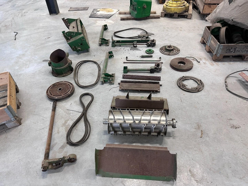 John Deere Harvester parts CALL FOR GOOD PRICE - Forage harvester: picture 1 John Deere Harvester parts CALL FOR GOOD PRICE - Forage harvester: picture 1