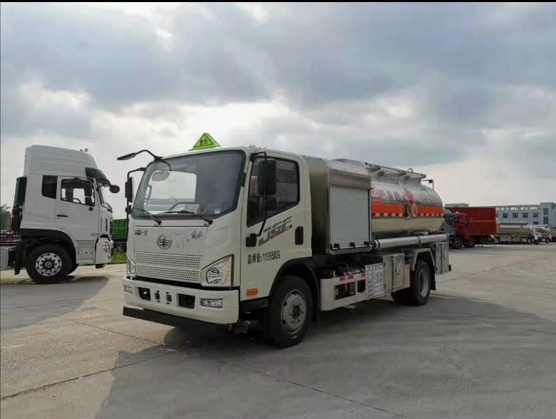 CLW HOWO All Size and Capacity Airport Refueling Tank Truck Aircraft Fuel Plane Jet Refueler Aviation Refueler Aircraft Jet Refueling Truck for Sale - Fire truck: picture 4 CLW HOWO All Size and Capacity Airport Refueling Tank Truck Aircraft Fuel Plane Jet Refueler Aviation Refueler Aircraft Jet Refueling Truck for Sale - Fire truck: picture 4