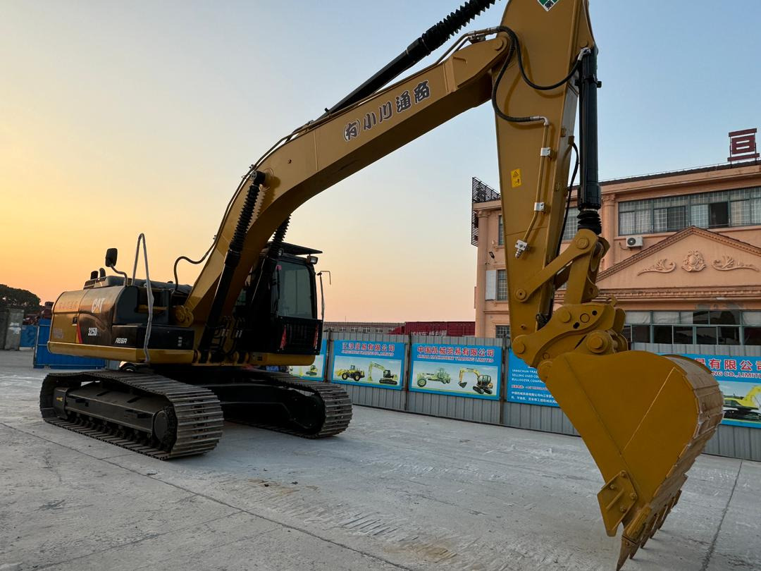 Caterpillar 325D CAT 325D2 329D 330D 330D2 25 Ton Used Excavator for Sale - Crawler excavator: picture 4 Caterpillar 325D CAT 325D2 329D 330D 330D2 25 Ton Used Excavator for Sale - Crawler excavator: picture 4