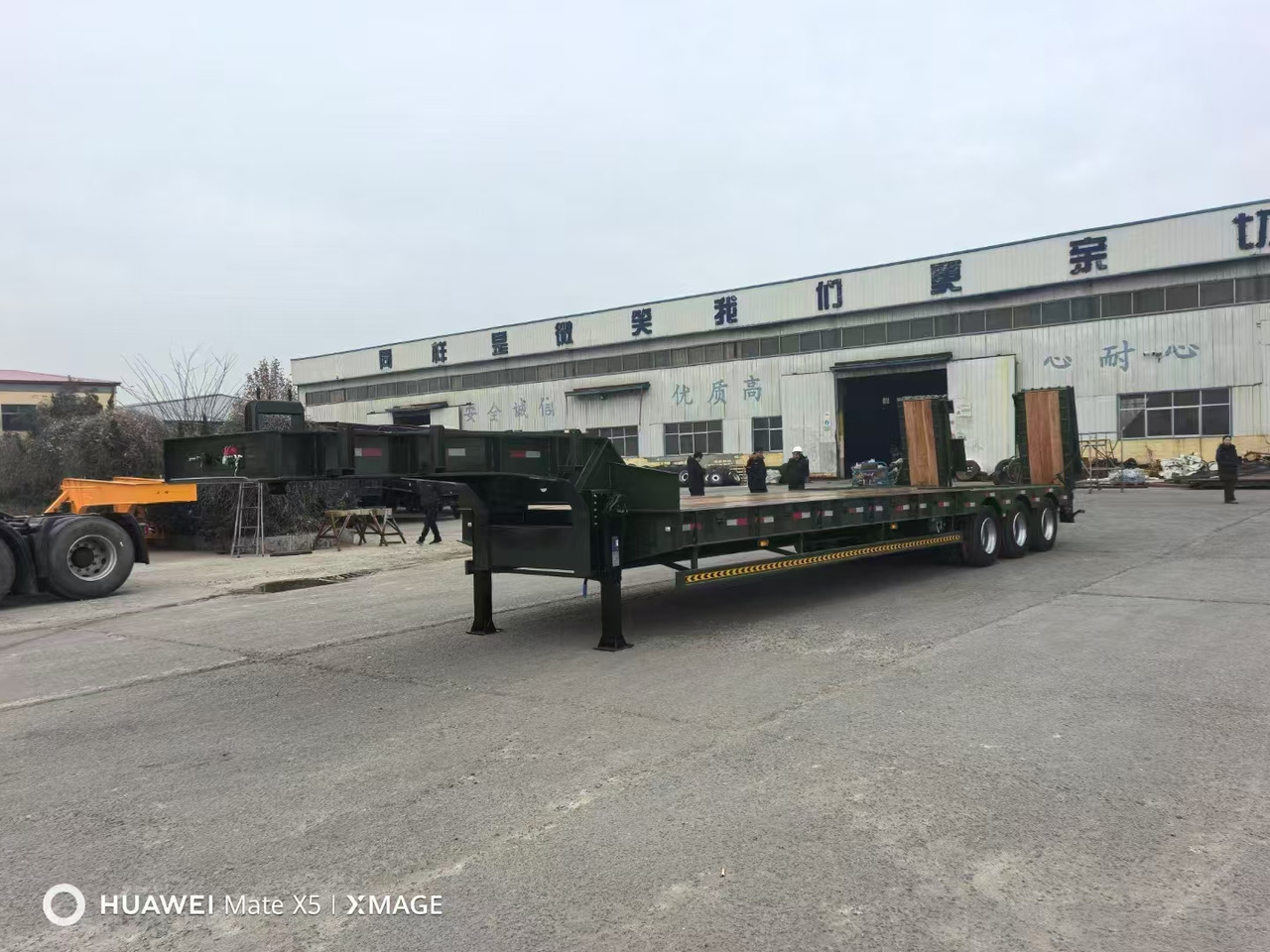ZHICHENG Semi Flat Bed Low Bed in Length 8-16m with 3 4 Axles - Low loader semi-trailer: picture 3 ZHICHENG Semi Flat Bed Low Bed in Length 8-16m with 3 4 Axles - Low loader semi-trailer: picture 3