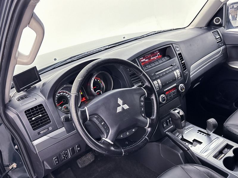 Mitsubishi Pajero 3.2 DI-D Instyle High Roof Van Grijs kenteken Automaat Climate control Trekhaak 3000KG - Commercial vehicle: picture 5 Mitsubishi Pajero 3.2 DI-D Instyle High Roof Van Grijs kenteken Automaat Climate control Trekhaak 3000KG - Commercial vehicle: picture 5
