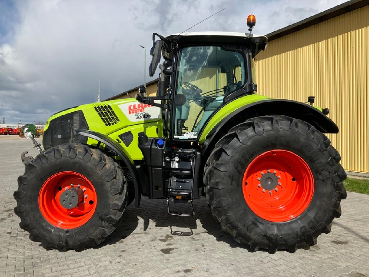 CLAAS AXION 870 - Farm tractor: picture 2 CLAAS AXION 870 - Farm tractor: picture 2