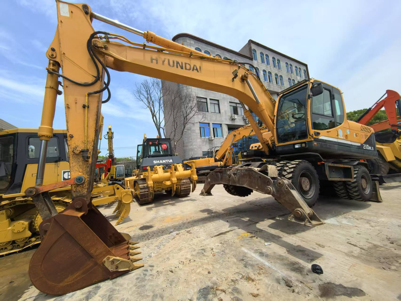 Hyundai 210w-9 wheel excavator - Wheel excavator: picture 3 Hyundai 210w-9 wheel excavator - Wheel excavator: picture 3