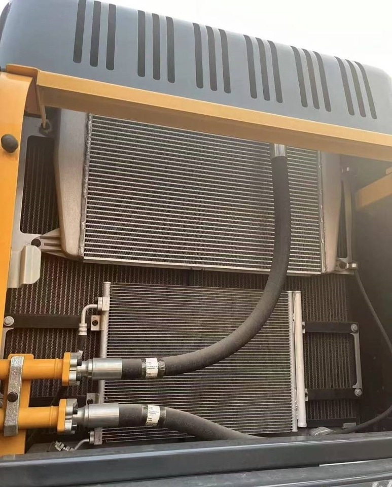 Crawler excavator Hyundai 305LC: picture 8