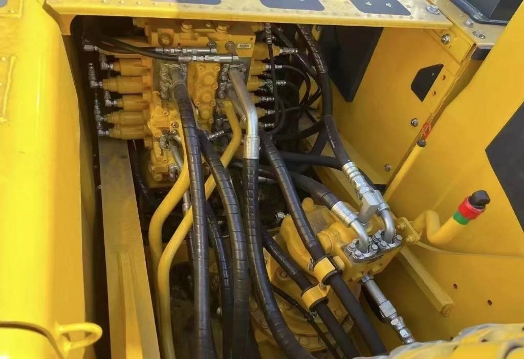 Komatsu PC 200-8  - Crawler excavator: picture 3 Komatsu PC 200-8  - Crawler excavator: picture 3