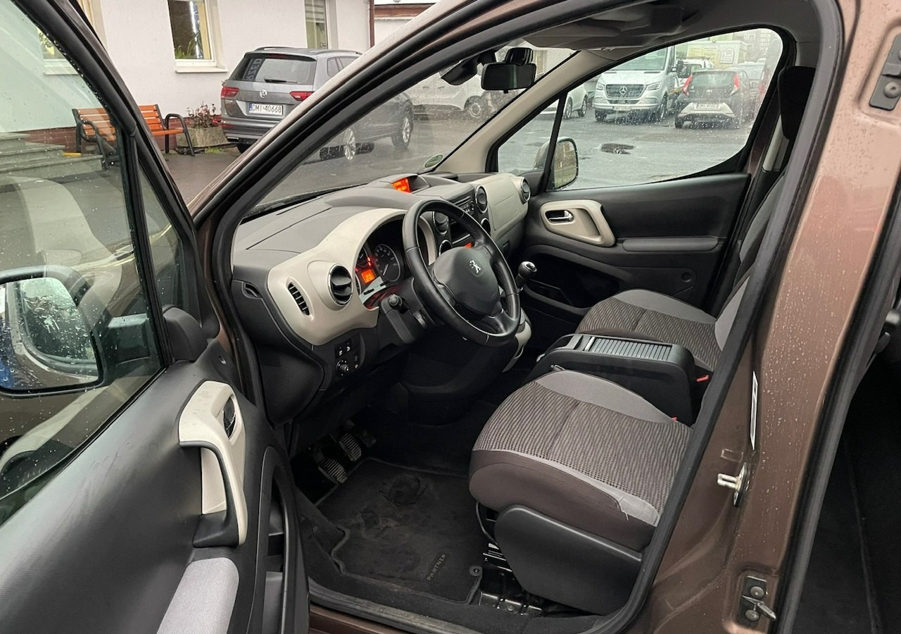 Station wagon Peugeot Partner II Peugeot Partner Tepee 1.6 VTi 120KM Family Model 2013: picture 9