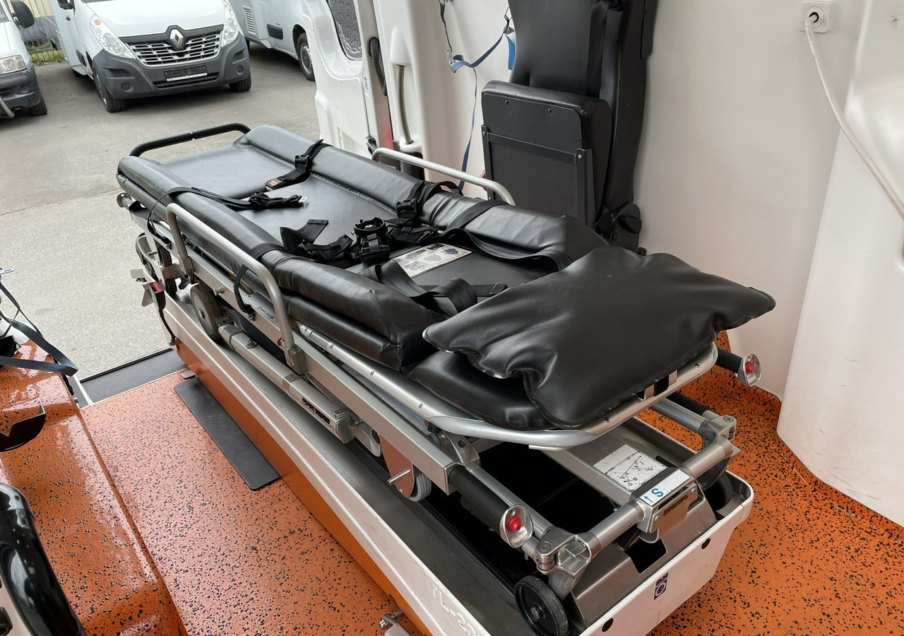 Volkswagen Crafter Crafter 2.0-163KM Karetka Ambulans Wyposażony Model 2016 - Ambulance: picture 4 Volkswagen Crafter Crafter 2.0-163KM Karetka Ambulans Wyposażony Model 2016 - Ambulance: picture 4