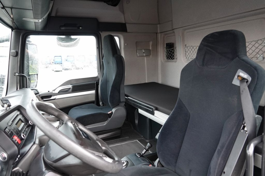 Interior photo 1: Tractor unit MAN TGX 18.480 / RETARDER / EURO 5 / EEV / SPROWADZO MAN TGX 18.480 / RETARDER / EURO 5 / EEV / SPROWADZO Interior photo 1: Tractor unit MAN TGX 18.480 / RETARDER / EURO 5 / EEV / SPROWADZO MAN TGX 18.480 / RETARDER / EURO 5 / EEV / SPROWADZO