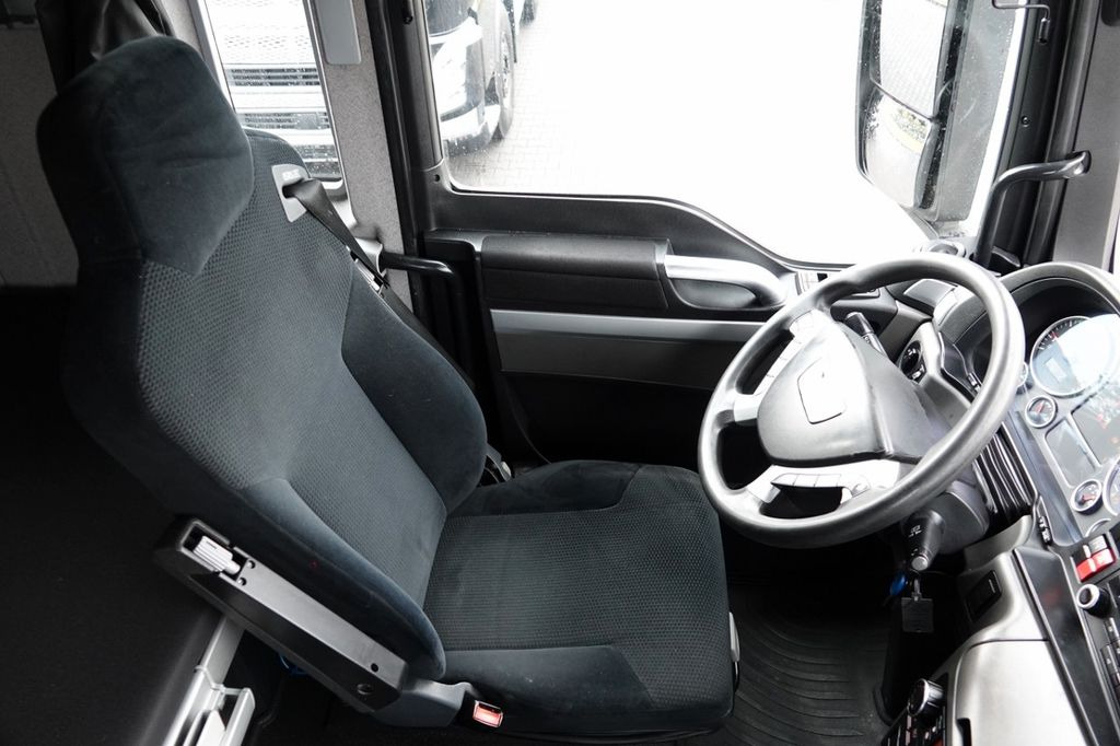 Interior photo 2: Tractor unit MAN TGX 18.480 / RETARDER / EURO 5 / EEV / SPROWADZO MAN TGX 18.480 / RETARDER / EURO 5 / EEV / SPROWADZO Interior photo 2: Tractor unit MAN TGX 18.480 / RETARDER / EURO 5 / EEV / SPROWADZO MAN TGX 18.480 / RETARDER / EURO 5 / EEV / SPROWADZO