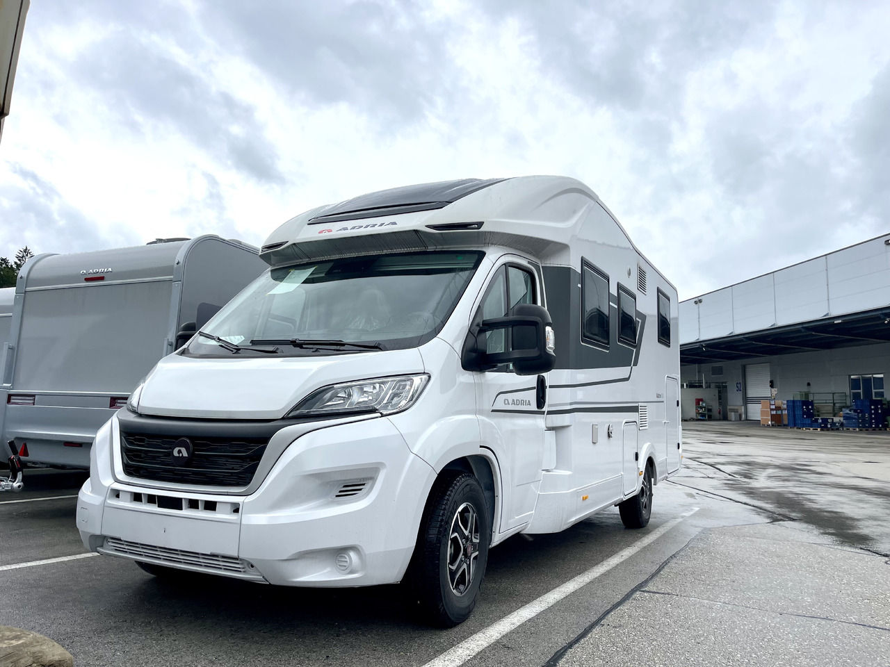 Adria Matrix 650SC - Semi-integrated motorhome: picture 1 Adria Matrix 650SC - Semi-integrated motorhome: picture 1