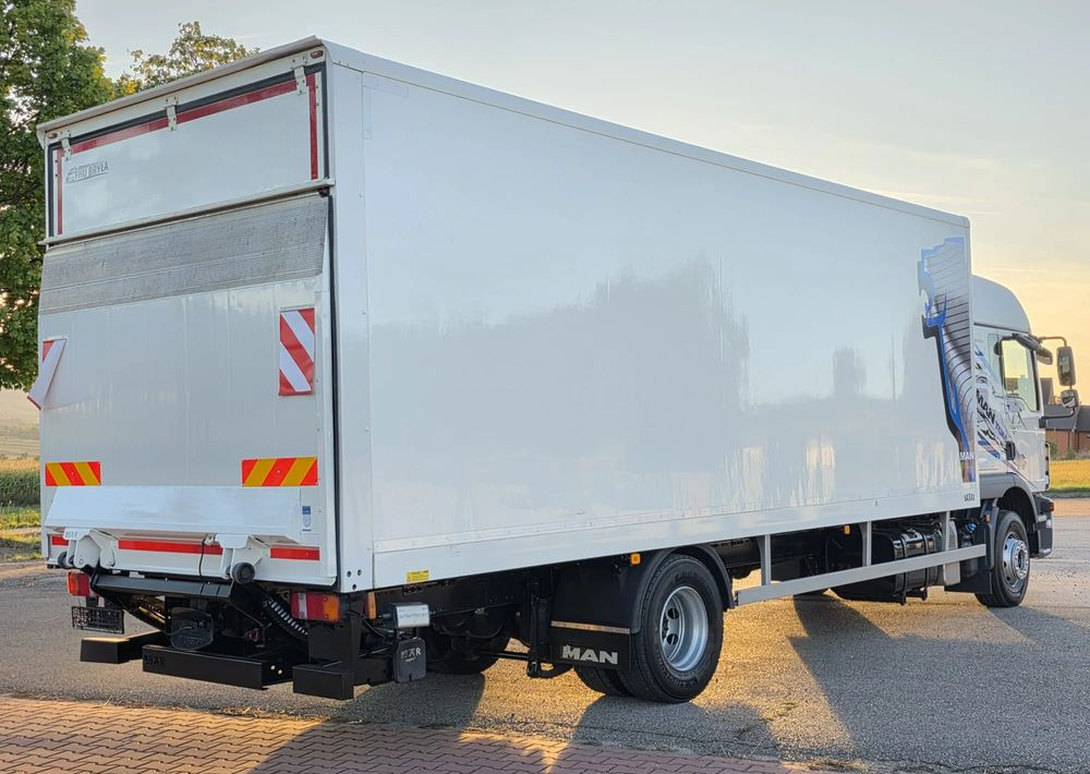 MAN TGM 15.290 / TGL / KONTENER / IZOTERMA / WINDA / KLIMA POSTOJOWA / 2019R / EURO 6 / PEŁEN SERWIS /  8200KG ŁADOWNOŚĆ  / SPROWADZONY / ZADBANY / JAK NOWY /  KSIĄŻKA SERWISOWA / E6 / 18 PALET - Box truck: picture 3 MAN TGM 15.290 / TGL / KONTENER / IZOTERMA / WINDA / KLIMA POSTOJOWA / 2019R / EURO 6 / PEŁEN SERWIS /  8200KG ŁADOWNOŚĆ  / SPROWADZONY / ZADBANY / JAK NOWY /  KSIĄŻKA SERWISOWA / E6 / 18 PALET - Box truck: picture 3