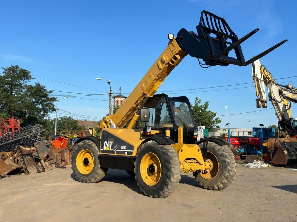 CAT TH 62 - Telescopic handler: picture 1 CAT TH 62 - Telescopic handler: picture 1