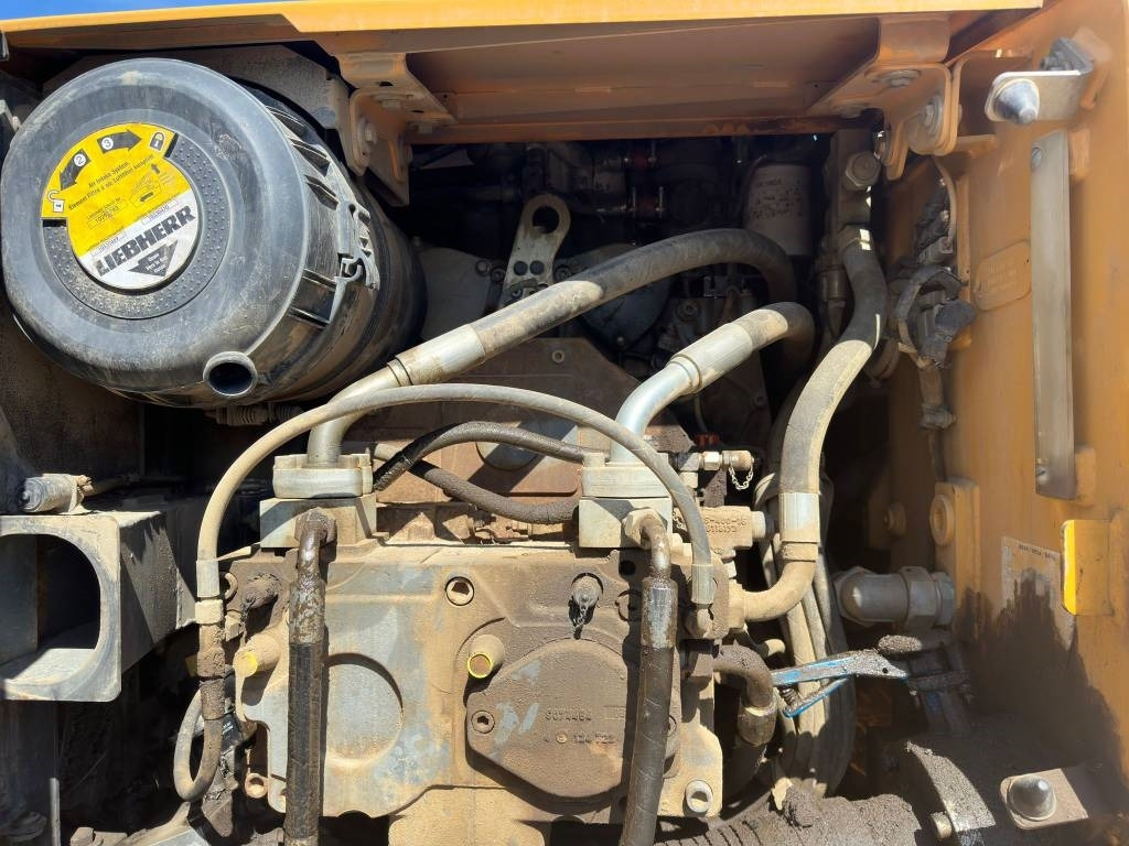 Crawler excavator Liebherr R 906 LC: picture 7