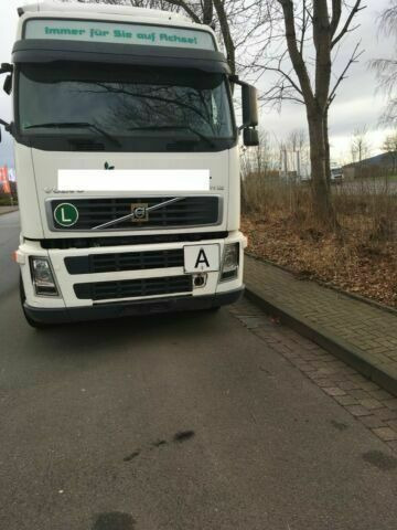 Volvo FH12-420 G.Haus 2xBett Klima Schaltgetriebe Reta - Hook lift truck: picture 3 Volvo FH12-420 G.Haus 2xBett Klima Schaltgetriebe Reta - Hook lift truck: picture 3
