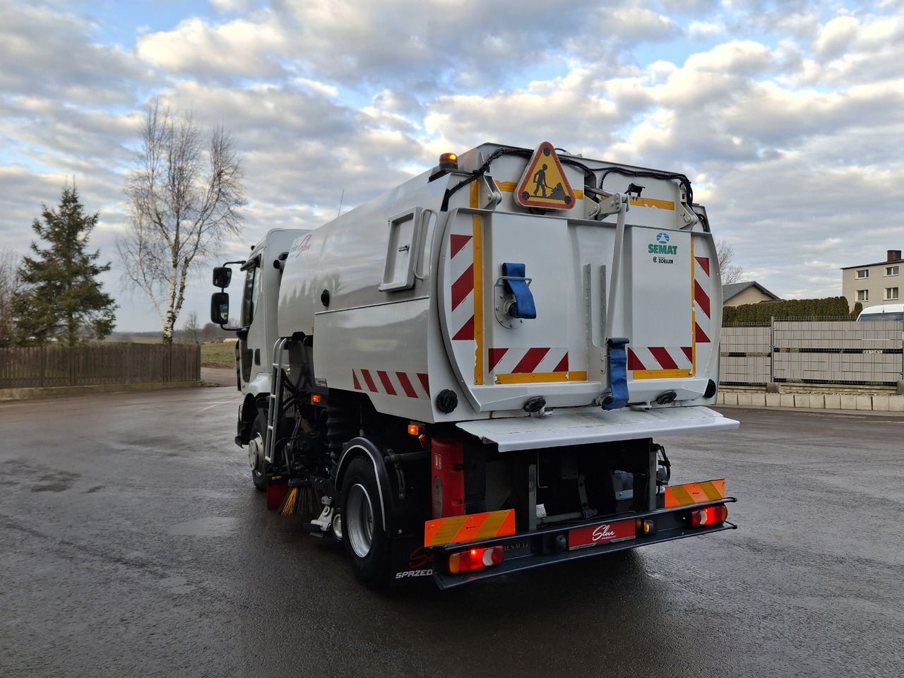 Renault Midlum 220 - Road sweeper: picture 3 Renault Midlum 220 - Road sweeper: picture 3
