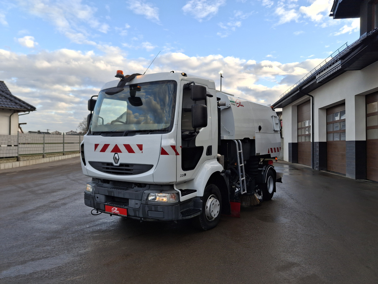 Renault Midlum 220 - Road sweeper: picture 2 Renault Midlum 220 - Road sweeper: picture 2