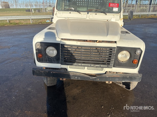 2010 Land Rover Defender 4x4 (Inoperable) Pickup - Pickup truck: picture 4 2010 Land Rover Defender 4x4 (Inoperable) Pickup - Pickup truck: picture 4