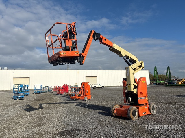 2013 JLG E300 AJP 2WD Electric Articulating Boom Lift - Articulated boom: picture 3 2013 JLG E300 AJP 2WD Electric Articulating Boom Lift - Articulated boom: picture 3