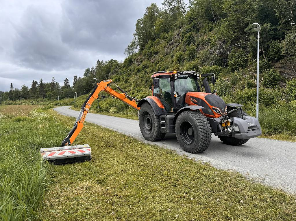 Valtra N175 V inkl. Noremat armklipper kantslåttløsning - Farm tractor: picture 1 Valtra N175 V inkl. Noremat armklipper kantslåttløsning - Farm tractor: picture 1