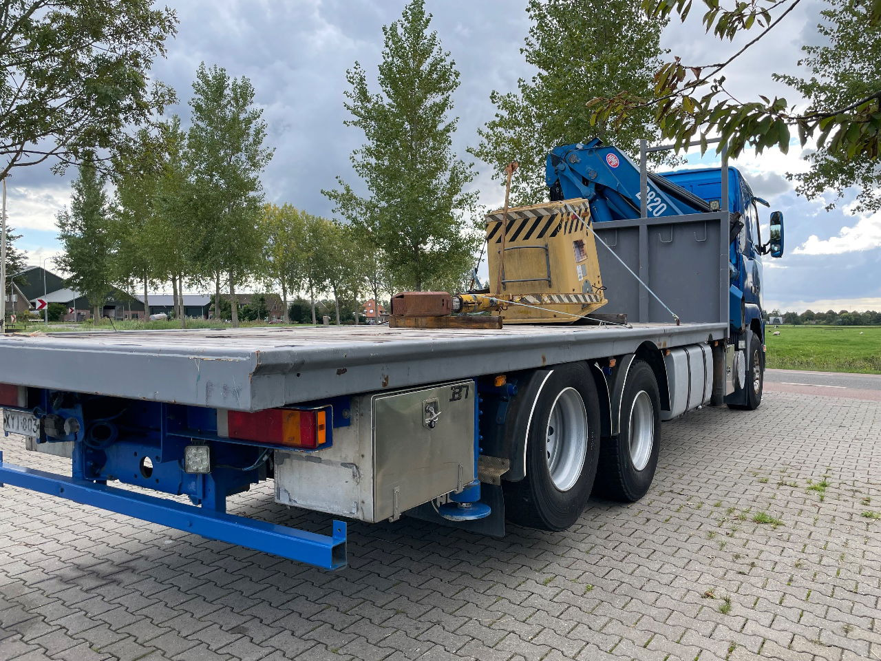 Volvo FH 16 FH16 420 with HMF 2820 crane with jib and front stamps Very Good Condition - Crane truck: picture 5 Volvo FH 16 FH16 420 with HMF 2820 crane with jib and front stamps Very Good Condition - Crane truck: picture 5