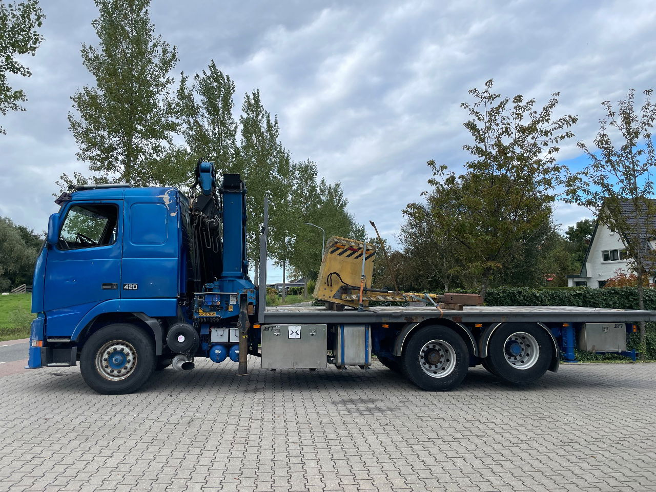 Volvo FH 16 FH16 420 with HMF 2820 crane with jib and front stamps Very Good Condition - Crane truck: picture 2 Volvo FH 16 FH16 420 with HMF 2820 crane with jib and front stamps Very Good Condition - Crane truck: picture 2