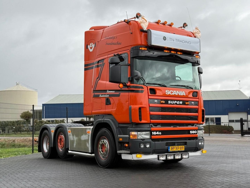 Scania R 164 GA 6X2/4 NA 580 SHOW TRUCK, GESTUURDE VOORLOPER, COMPLEET, TOP. - Tractor unit: picture 1 Scania R 164 GA 6X2/4 NA 580 SHOW TRUCK, GESTUURDE VOORLOPER, COMPLEET, TOP. - Tractor unit: picture 1