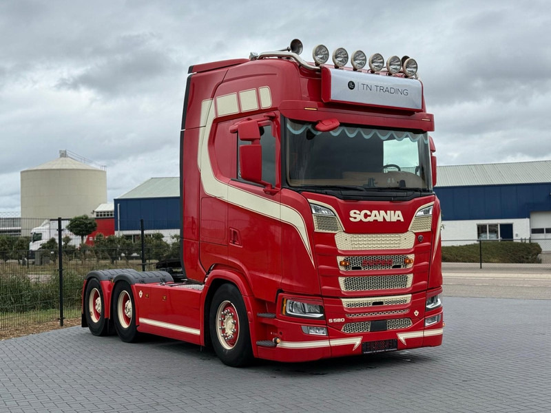 Scania S580 V8 NGS 6X4, NAAFREDUCTIE, SHOWTRUCK, VOLLUCHT, RETARDER. - Tractor unit: picture 1 Scania S580 V8 NGS 6X4, NAAFREDUCTIE, SHOWTRUCK, VOLLUCHT, RETARDER. - Tractor unit: picture 1