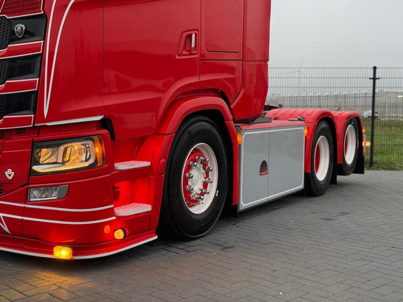 Scania S580 V8 NGS SHOW TRUCK, VOLLUCHT, SPECIAL INTERIOR, BOMVOL, ALS NIEUW. - Tractor unit: picture 4 Scania S580 V8 NGS SHOW TRUCK, VOLLUCHT, SPECIAL INTERIOR, BOMVOL, ALS NIEUW. - Tractor unit: picture 4