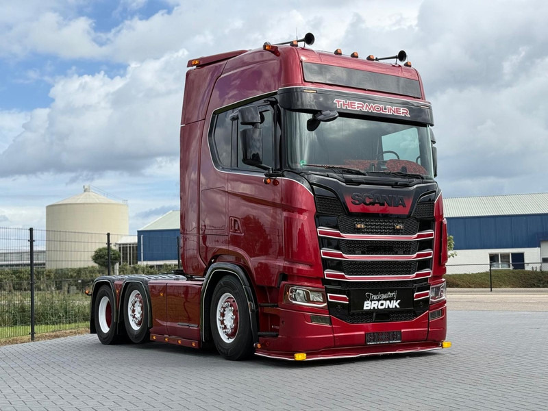 Scania S580 V8 NGS SHOWTRUCK, VOLLUCHT, RETARDER, LEER, GESTUURD. - Tractor unit: picture 1 Scania S580 V8 NGS SHOWTRUCK, VOLLUCHT, RETARDER, LEER, GESTUURD. - Tractor unit: picture 1