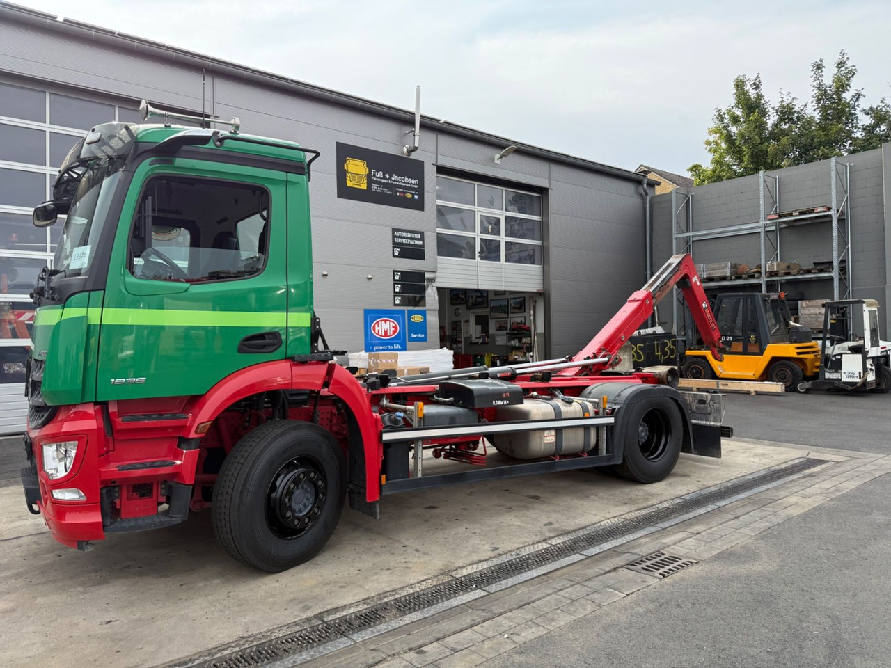 Mercedes-Benz Arocs 1836/10,7L/Hiab Ultima 14S/4x2/Autom./Top - Hook lift truck: picture 3 Mercedes-Benz Arocs 1836/10,7L/Hiab Ultima 14S/4x2/Autom./Top - Hook lift truck: picture 3