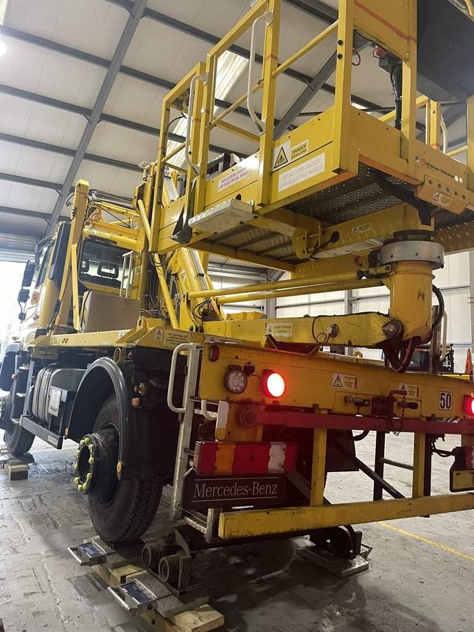 MERCEDES-BENZ Unimog, Aerial Platform, 400kg, 4x4, U423, Road-Rail - Articulated boom: picture 2 MERCEDES-BENZ Unimog, Aerial Platform, 400kg, 4x4, U423, Road-Rail - Articulated boom: picture 2