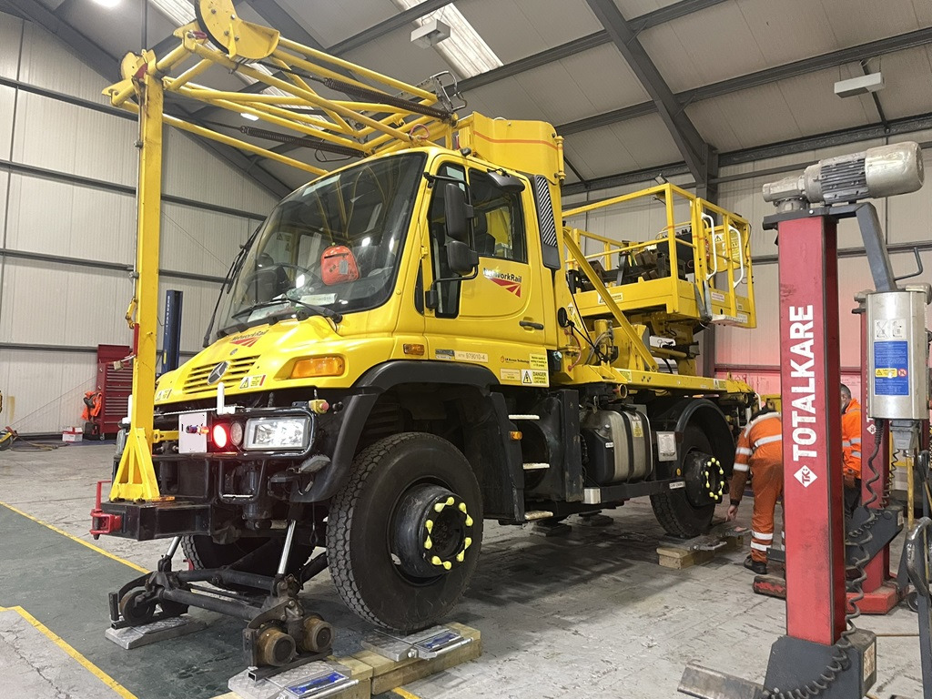 MERCEDES-BENZ Unimog, Aerial Platform, 400kg, 4x4, U423, Road-Rail - Articulated boom: picture 1 MERCEDES-BENZ Unimog, Aerial Platform, 400kg, 4x4, U423, Road-Rail - Articulated boom: picture 1