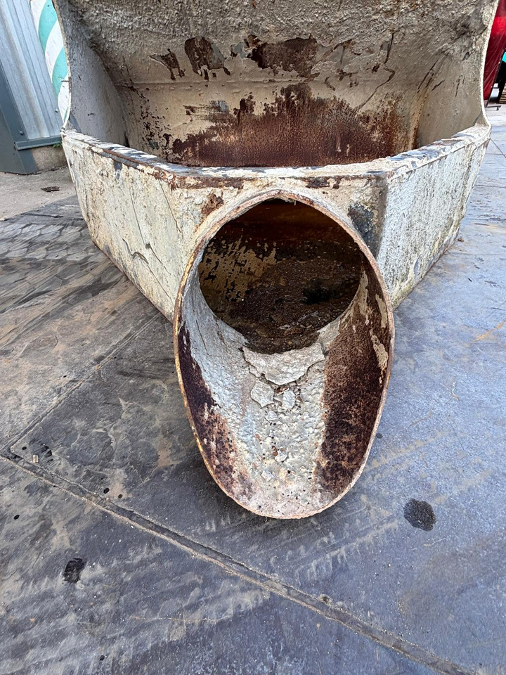 BMC Concrete Pouring Bucket - Attachment for Construction machinery: picture 3 BMC Concrete Pouring Bucket - Attachment for Construction machinery: picture 3