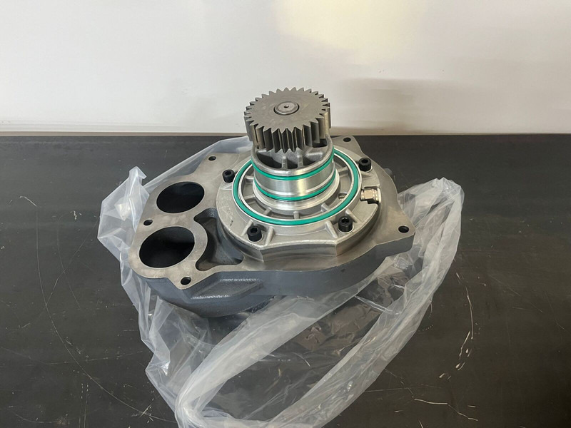 Liebherr P944 / R954 / R944 / R954 / L556-454 / L566-460 - Coolant pump: picture 1 Liebherr P944 / R954 / R944 / R954 / L556-454 / L566-460 - Coolant pump: picture 1