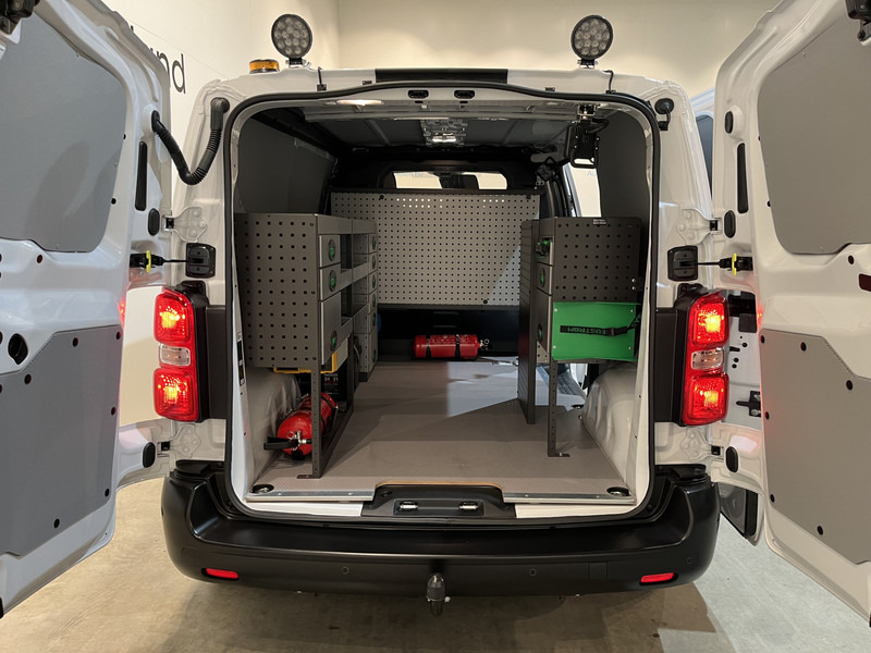 Peugeot e-Expert EV L2 75 kWh Servicebus / Inrichting / 100% Elektrisch / Airco / 220V. / Trekhaak / Camera / Cruise Control / Navigatie / CarPlay / 3-Zits / 1.900 KM !! - Small van, Electric van: picture 4 Peugeot e-Expert EV L2 75 kWh Servicebus / Inrichting / 100% Elektrisch / Airco / 220V. / Trekhaak / Camera / Cruise Control / Navigatie / CarPlay / 3-Zits / 1.900 KM !! - Small van, Electric van: picture 4