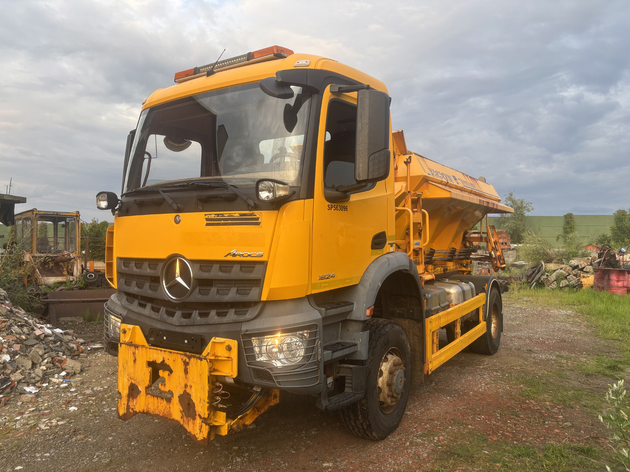 Mercedes AROCS 1824 4X4 GRITTER/SPREADER/PLOUGH - Snow removal vehicle: picture 4 Mercedes AROCS 1824 4X4 GRITTER/SPREADER/PLOUGH - Snow removal vehicle: picture 4