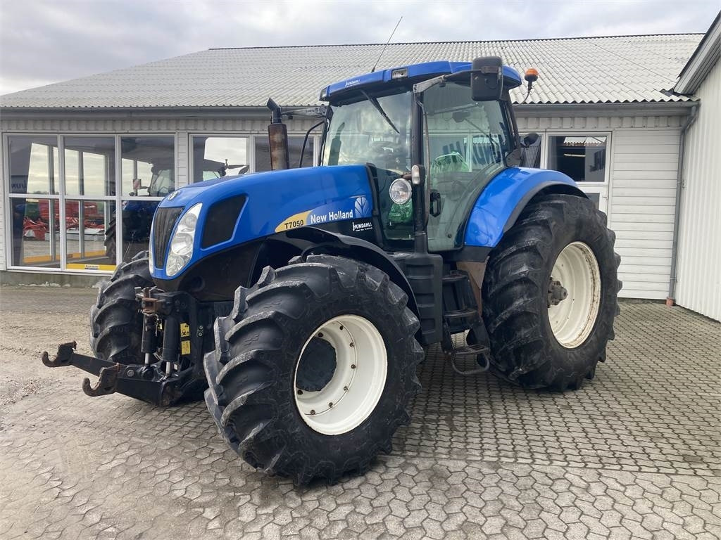 New Holland T7050 - Farm tractor: picture 3 New Holland T7050 - Farm tractor: picture 3