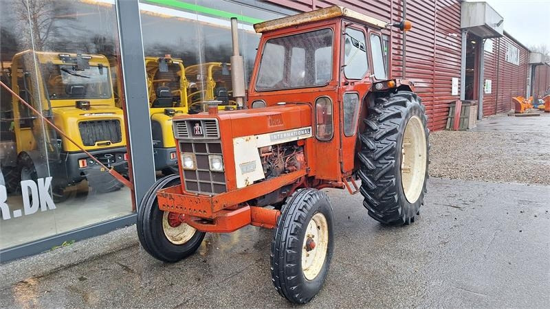 Case IH 824 - Farm tractor: picture 2 Case IH 824 - Farm tractor: picture 2