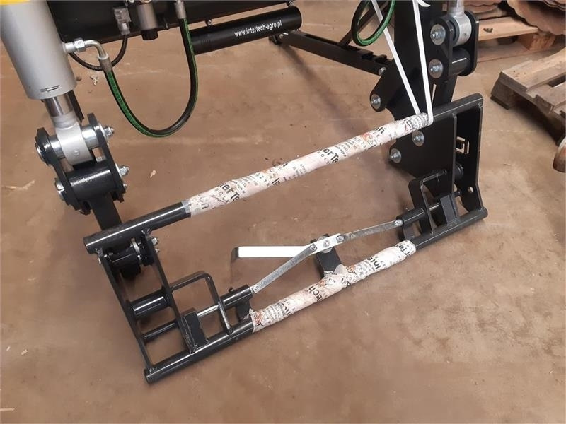 Inter-Tech 1600 - Front loader for tractor: picture 5 Inter-Tech 1600 - Front loader for tractor: picture 5