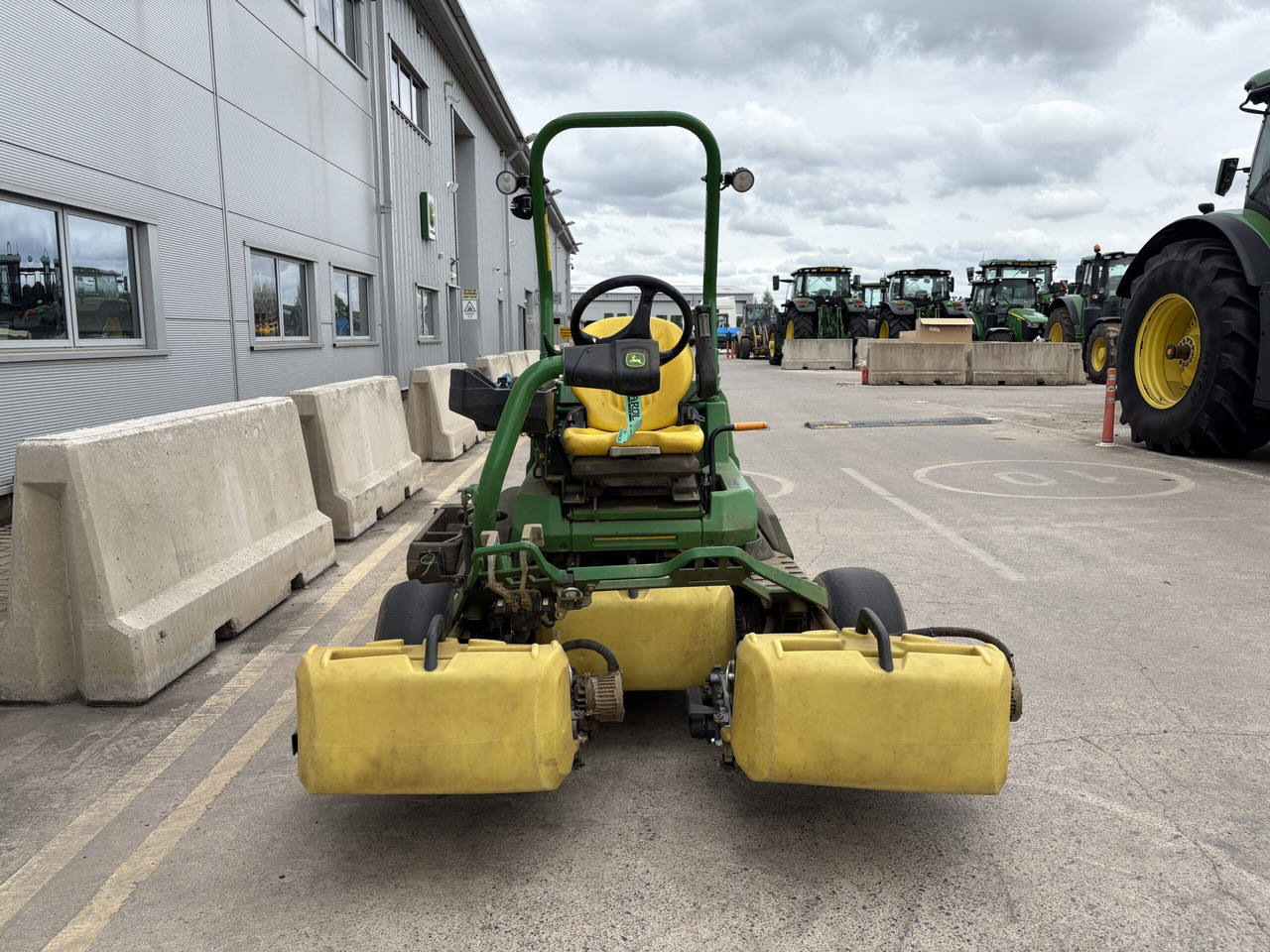 John Deere 2750E Triplex - Garden mower: picture 3 John Deere 2750E Triplex - Garden mower: picture 3