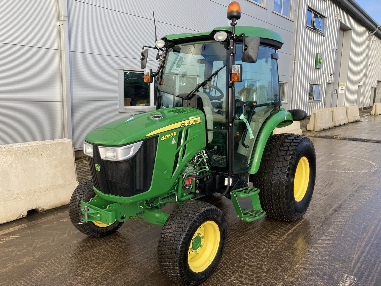 John Deere 4066R Compact Tractor - Mini tractor: picture 1 John Deere 4066R Compact Tractor - Mini tractor: picture 1
